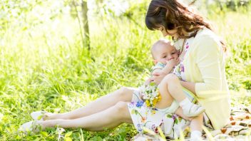 kojeni_matka_dite_batole_istock_000025458222small-352x198.jpg