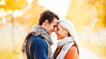 muz-zena-par-laska-zamilovany-usmev-stetsi-park-stromy-slunce-jaro-podzim-istock_000019919848-352x198.jpg